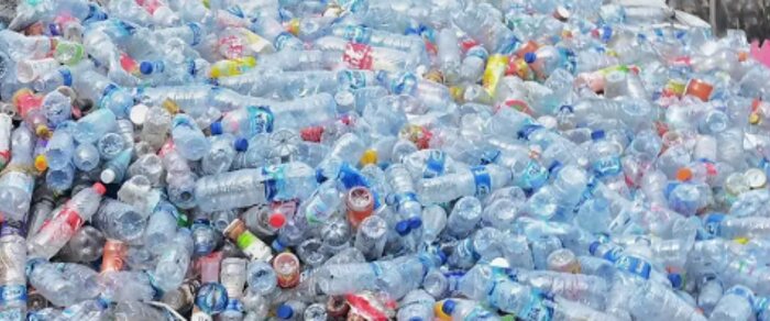 Amoncellement de bouteilles en plastique usagées, de toutes couleurs