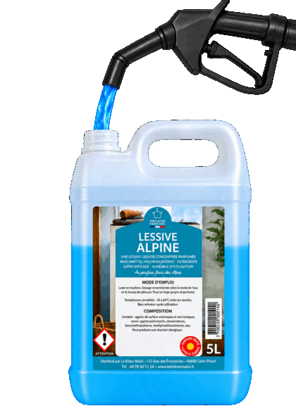Pistolet de remplissage versant de la lessive bleue dans un bidon de 5 litres